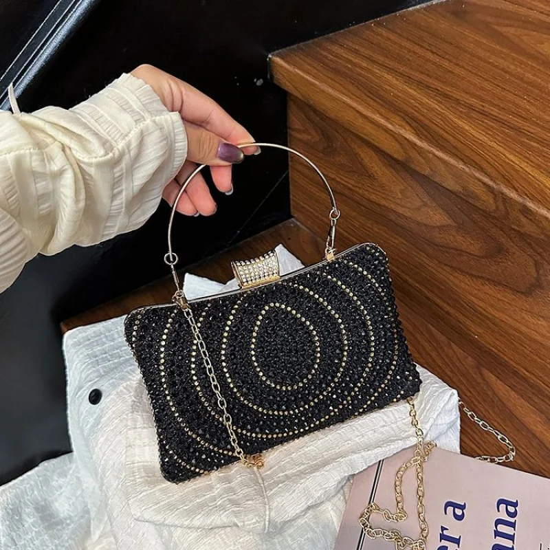 

Elegant Women's Messenger Bag Made Of Leather Boasting Classic Paris Style And Popular Classic Elegant Look​