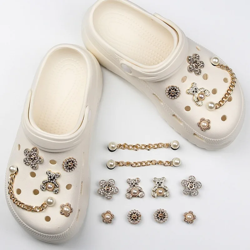 DIY سلسلة معدنية اللؤلؤ الدب الأحذية سحر ل كروكس قباقيب الشرائح الصنادل حديقة الأحذية زينة سحر مجموعة اكسسوارات هدايا الاطفال