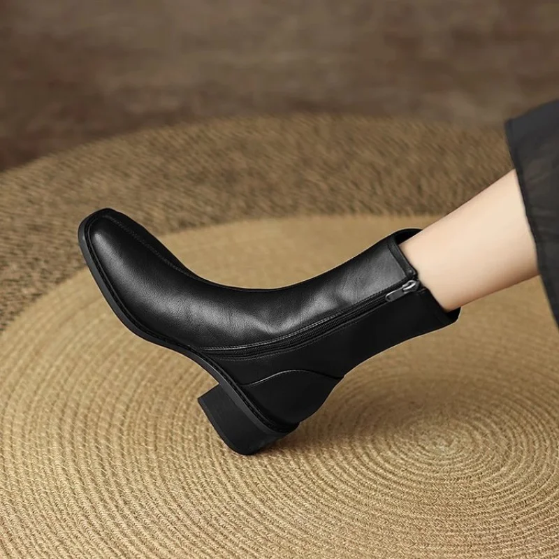 Damen-Stiefeletten aus Leder mit eckiger Zehenpartie, Blockabsatz, seitlichem Reißverschluss, im Vintage-Stil, elegant, kurze Stiefel, ideal für den täglichen Gebrauch und als Schuh für festliche Anlässe. – Detail 5