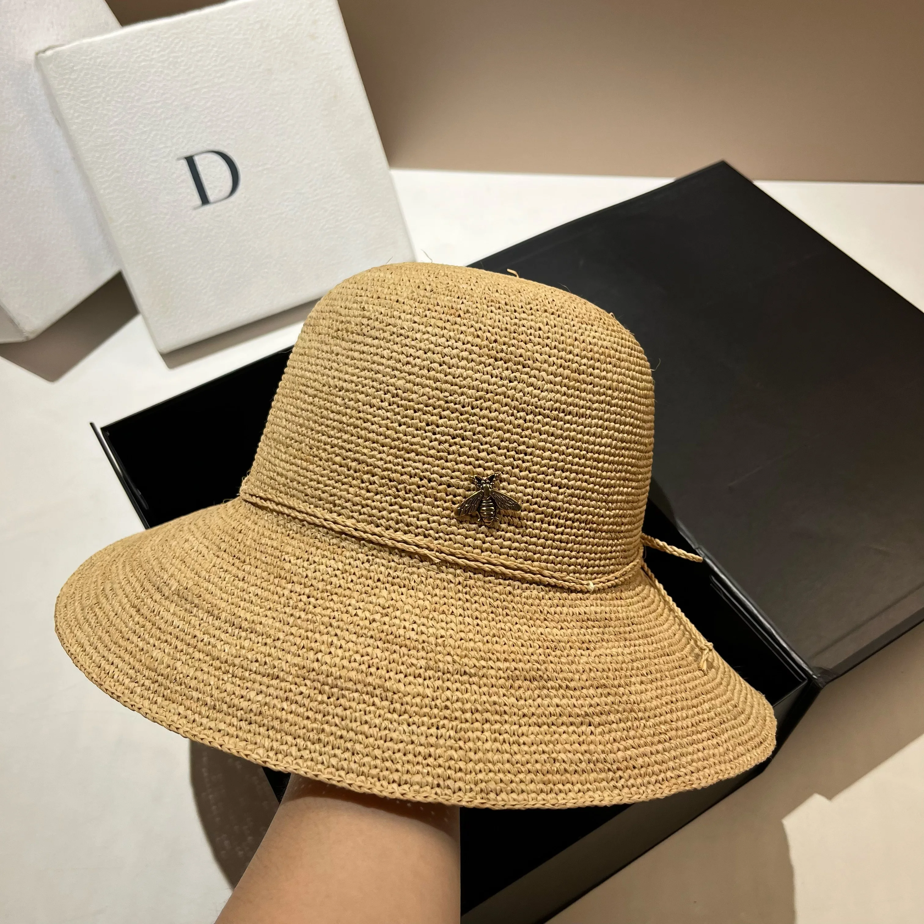 Ladies Summer New Little Bee Lafite Grass Sun Hat Outdoor Sunshade and Sunscreen Beach Hat Holiday Travel Folding Straw Hat