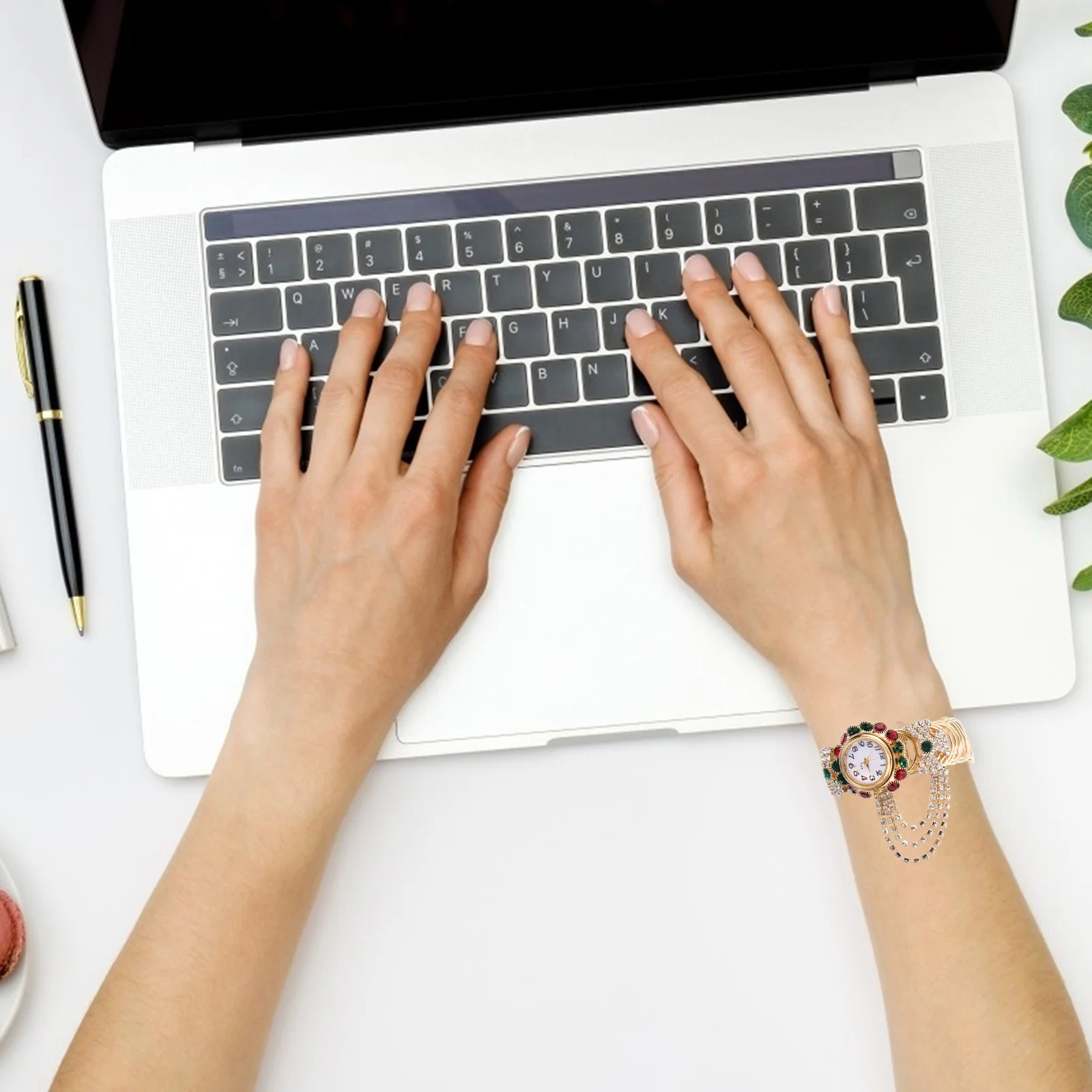 

1Pcs Diamond Alloy Quartz Watch Creative Chic Bracelet Watch for Women Fashion Girls Casual Lady Timepiece Lady Watches