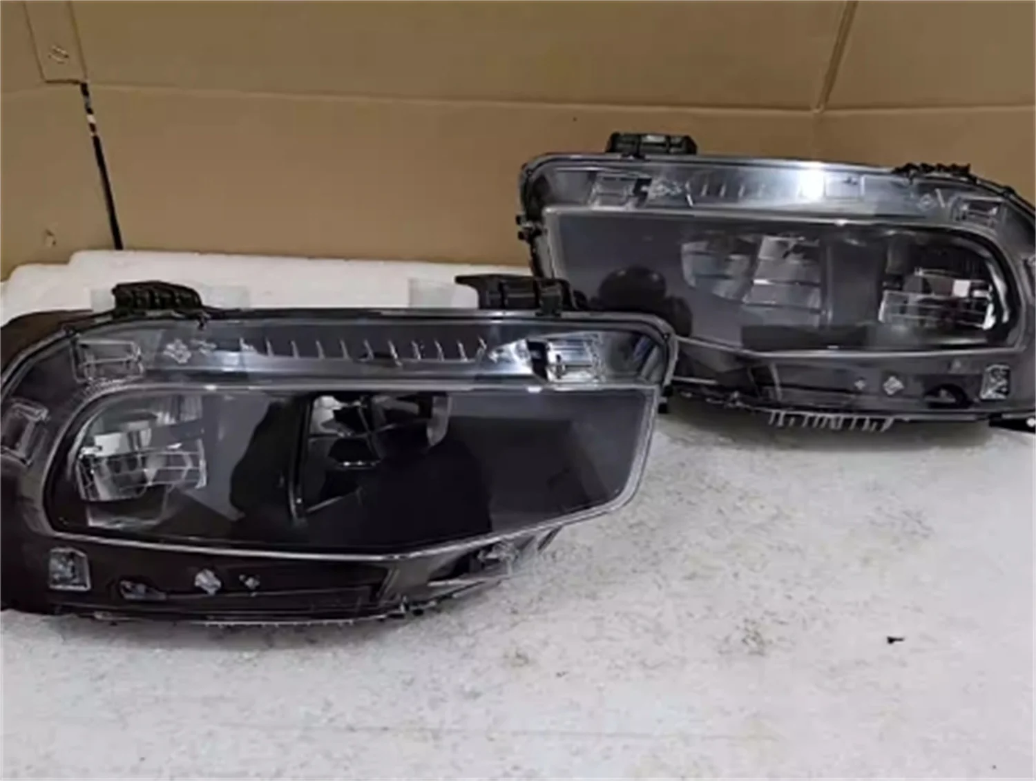 

Автомобильная фара в сборе для LYNK & CO 03