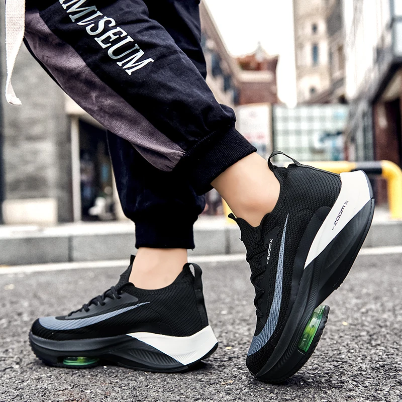 أحذية جري رجالية بنعل سميك قابلة للتنفس للفصول الأربعة أحذية رياضية غير رسمية جديدة بنعل ناعم وغير قابلة للانزلاق أحذية رياضية خفيفة على الموضة