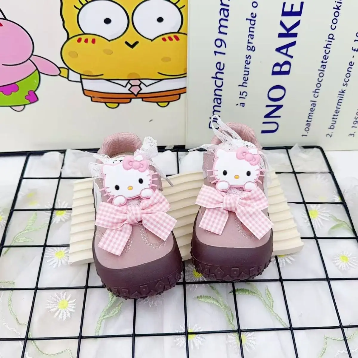 

Детская повседневная обувь Sanrio, обувь для девочек «Hello Kitty», уличные нескользящие кроссовки из искусственной кожи с мягким бантом, детская обувь, размер 23-34