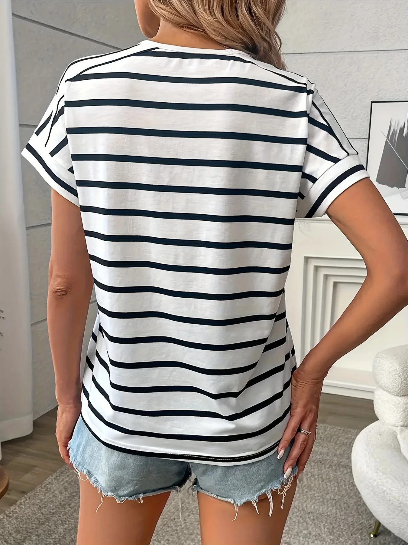 Summer New Style Women's Striped T-Shirt, Loose Short-Sleeved Round Neck, Skin-Friendly and Comfortable, Navy Blue and White Casual Top