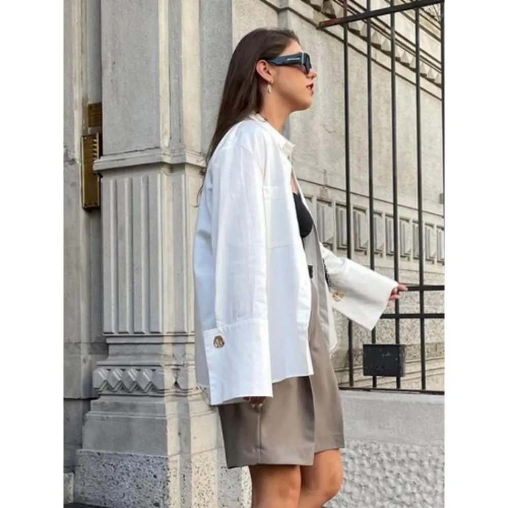 Plus-Size-Damenhemd mit Umlegekragen, lockerer Passform und einzigartigen goldenen Knopfverzierungen, geeignet für Freizeitkleidung.