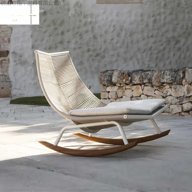 

Уличный комплект для отдыха в скандинавском стиле: маленький диван, кофейный столик, плетеное кресло-качалка, набор из трех предметов для двора и сада