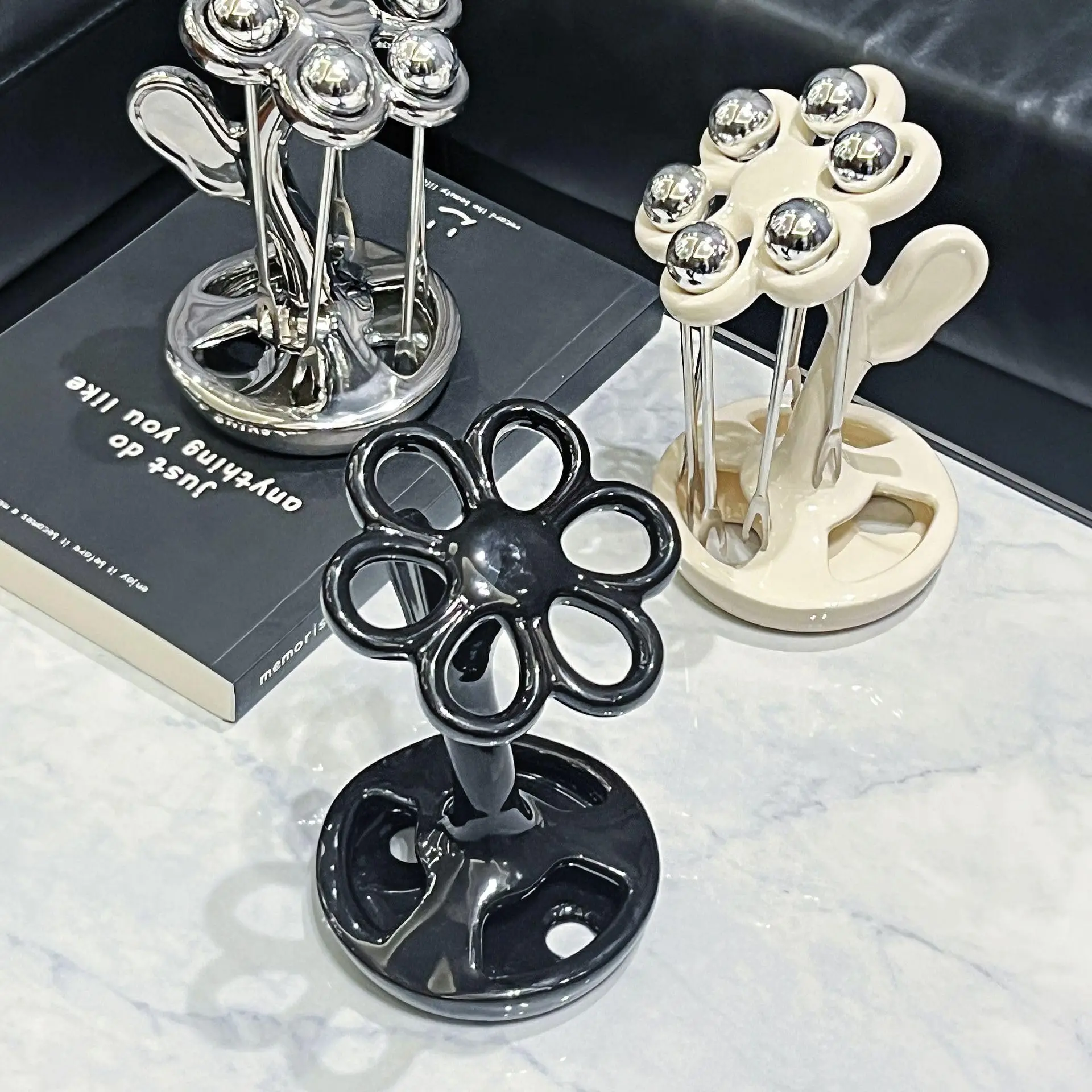 Eleganter Blumen-Zahnbürstenhalter aus Keramik für die Badezimmerorganisation, Make-up-Pinselhalter für den Waschtisch: Ein stilvolles Badezimmerzubehör