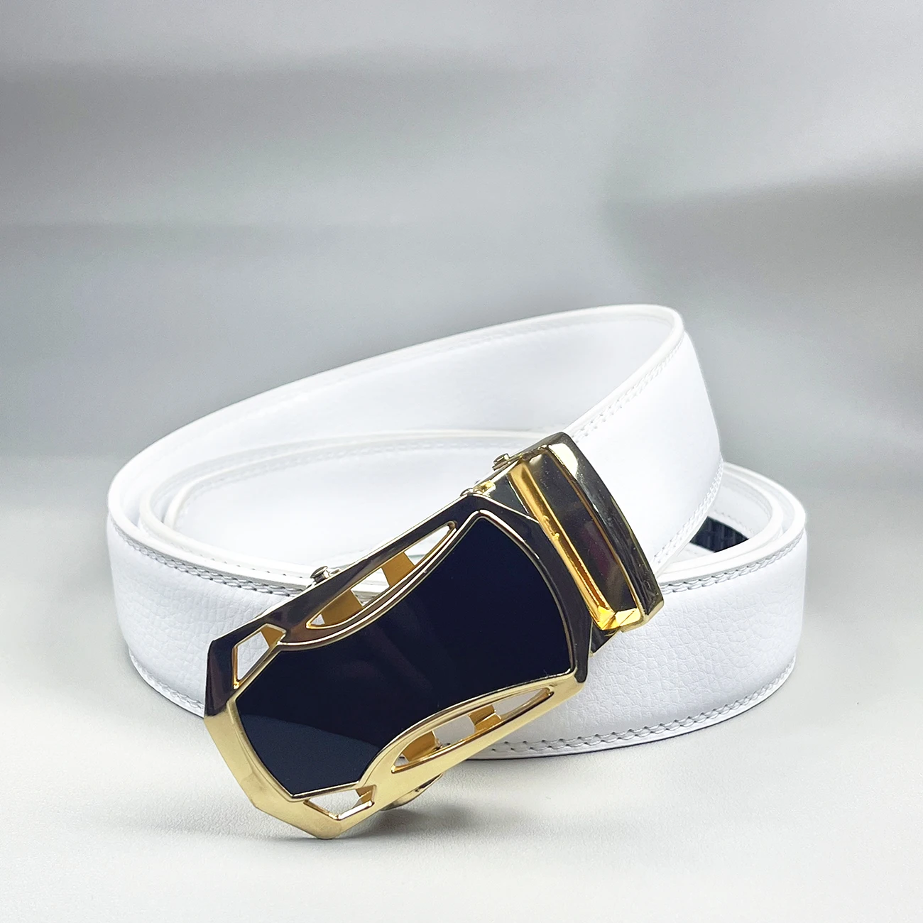 2025 اللون الأبيض أنيقة الرجال النساء للجنسين أحزمة جلدية حقيقية التلقائي مشبك العلامة التجارية الفاخرة أحزمة الذهب عالية الجودة