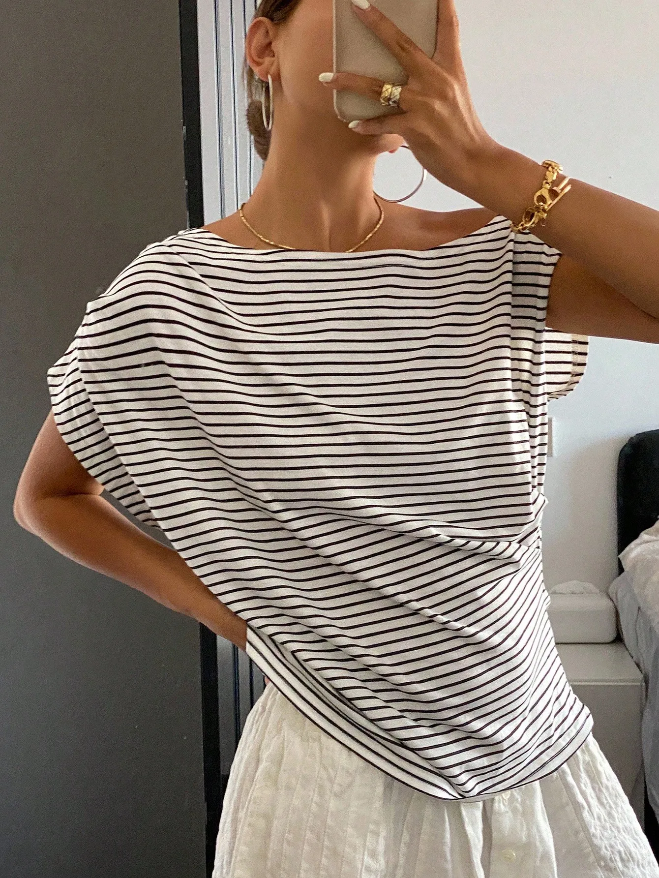 

Полосатая футболка с короткими рукавами и драпировкой на плечах для женщин, летний повседневный топ
