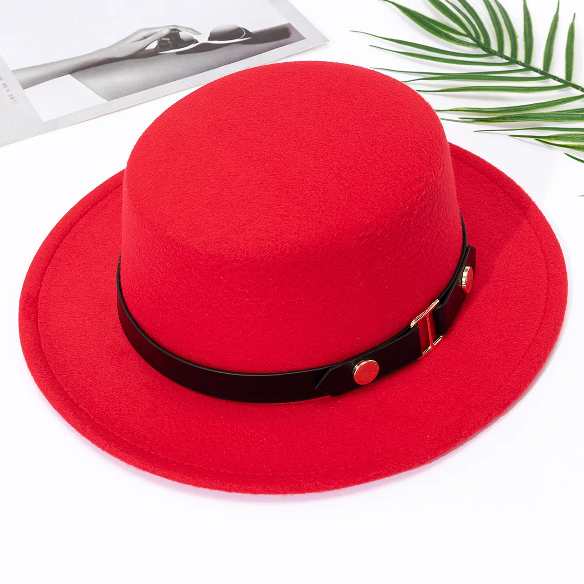 French socialite Hepburn style belt buckle flat top top hat for women in autumn and winter, British retro versatile woolen jazz