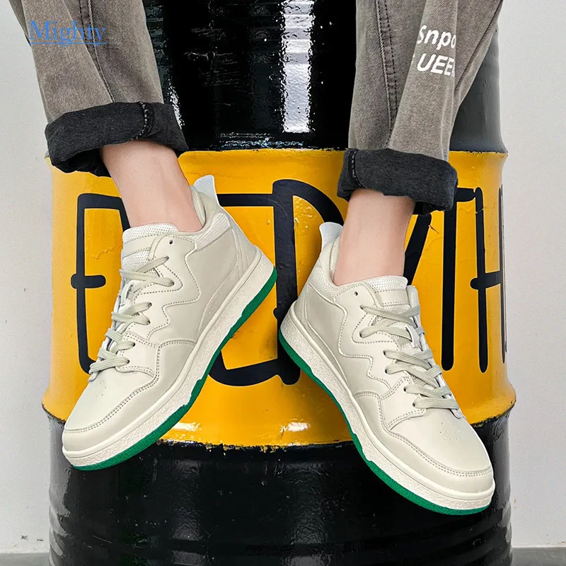 

2024 Casual Sports Leather Men's Vulcanize Walking Shoes New Medium Board Large Size 45 46 47 Size Fashionable Men Sneakers