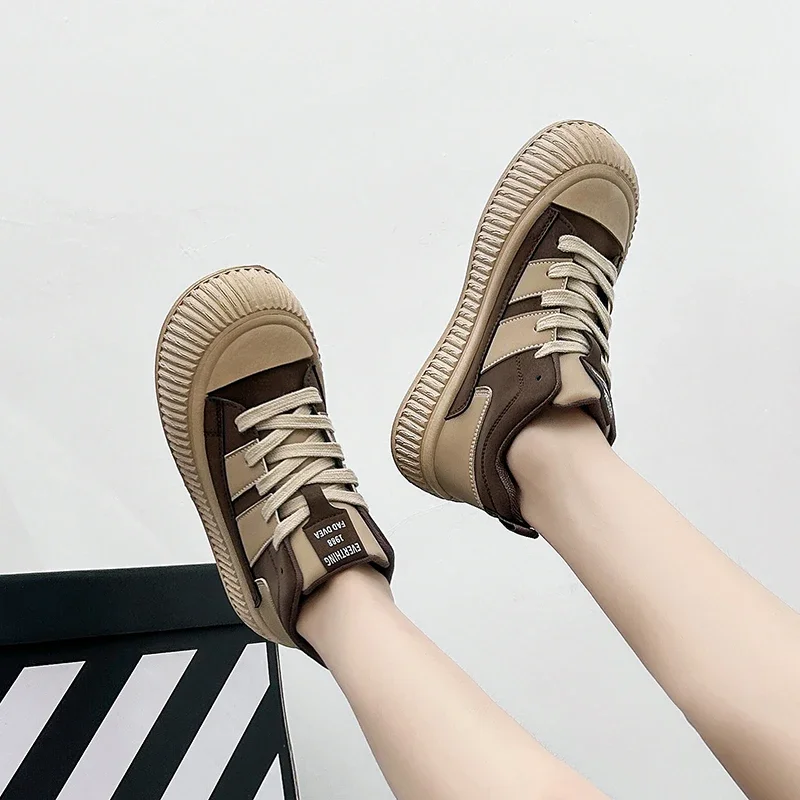 2024 autunno scarpe Casual vulcanizzate scarpe da donna piccole scarpe bianche studentesse suole spesse aumentano le scarpe da ginnastica con plateau