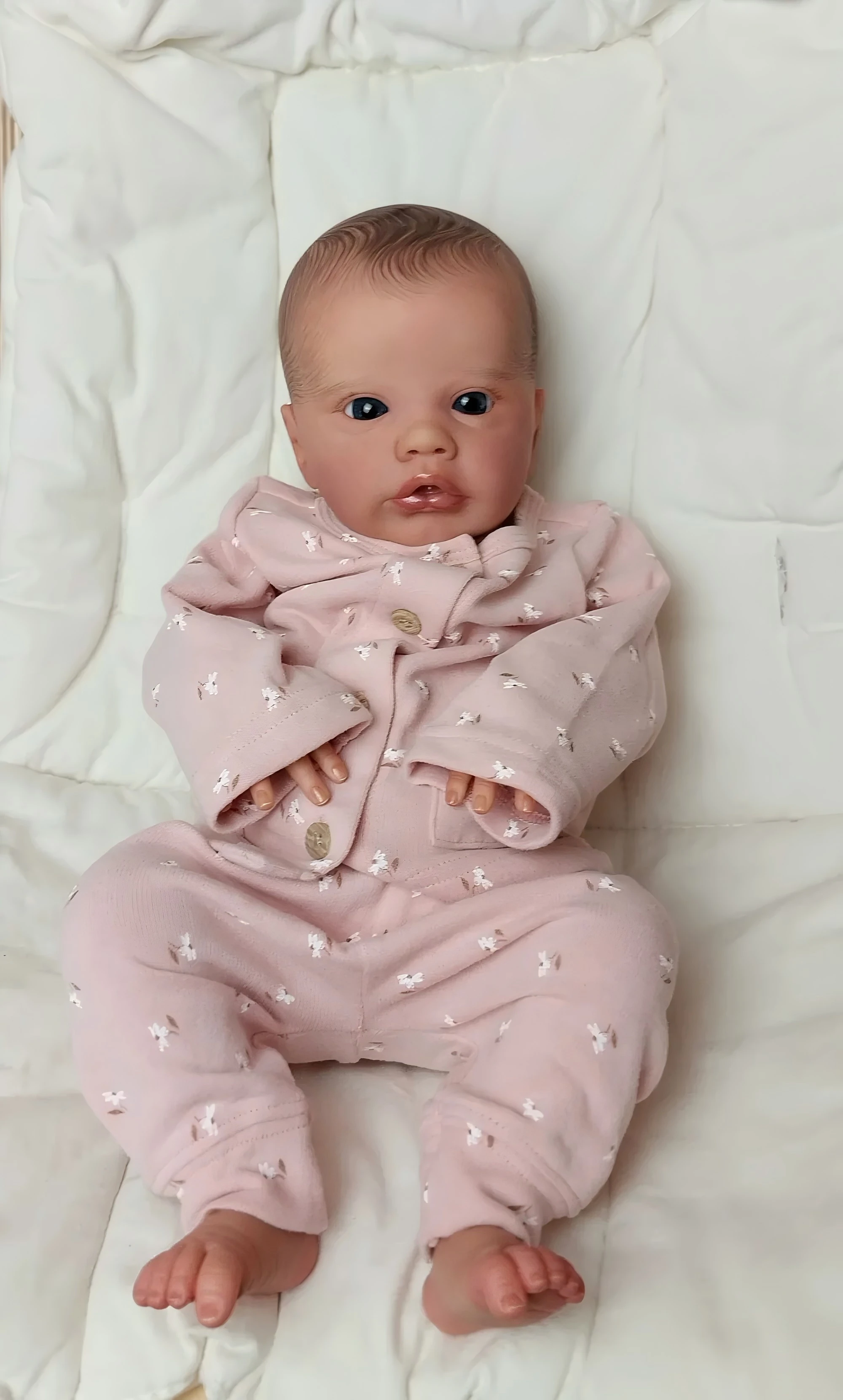 NPK 19-Zoll-lebensechte wiedergeborene Kleinkindpuppe für Babys mit weichem Stoffkörper, handgezeichnetem Haar, Primelose-Outfit, wachender Ausdruck