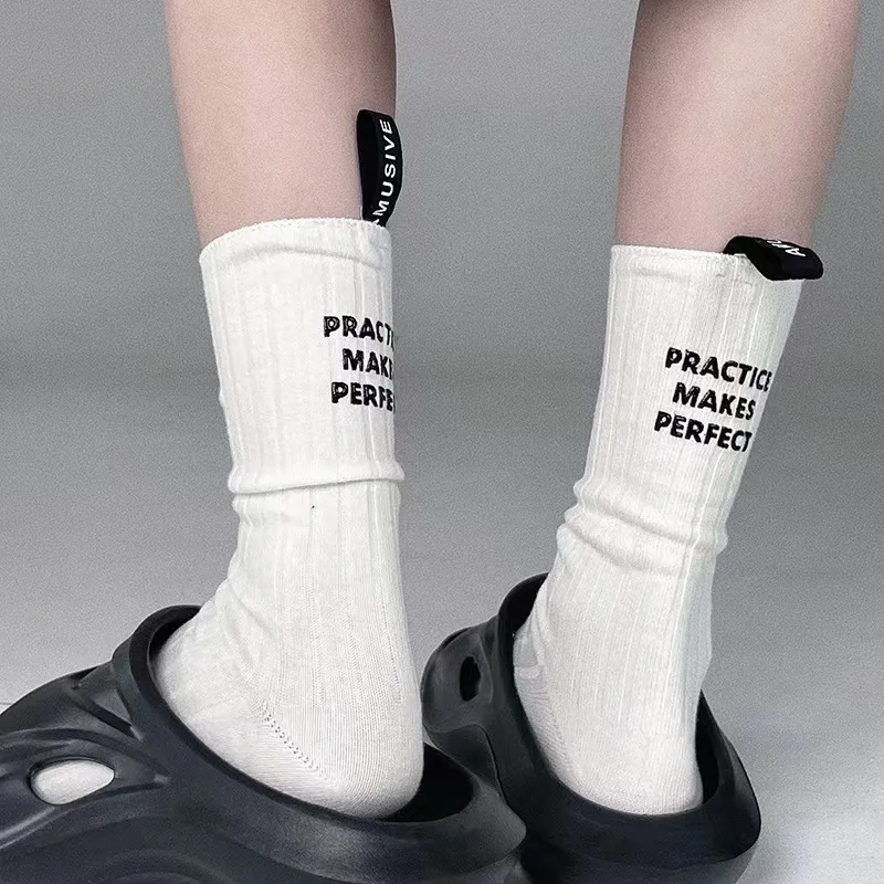 Dla mężczyzn Kobiety Jednolity kolor Moda styl Pięta etykieta Angielskie litery Bawełna Casual Middle Tube Para Skarpety Street Sport Hip Hop