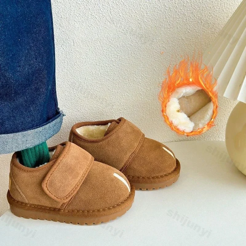 Botas de nieve de invierno para bebé, zapatos cálidos de felpa de algodón para niños y niñas, botines antideslizantes con suela de goma, novedad de 2025