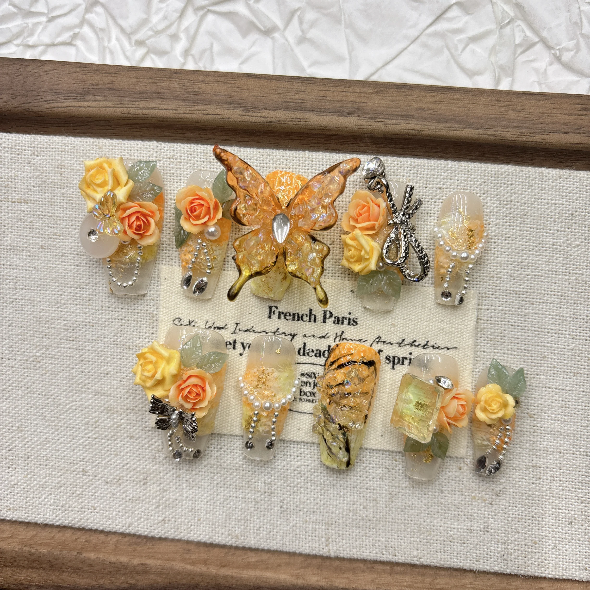 ゴールデンイエロー 3D ローズバタフライプレスオンネイル レジンラインストーン 透明ベース 3D フラワーバタフライデザイン ロマンチックフェアリーコア