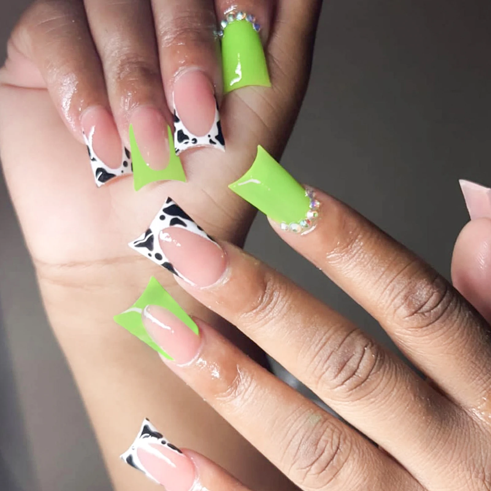 24pcs Duckbill Shaped Fake Nails Gold Butterfly Rhinestone Design False Nail Tips Wearable Full Cover French Press on Nails