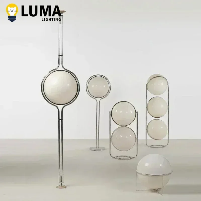 مصباح أرضي من الكروم بتصميم حديث مع غطاء كروي أكريليك أبيض، ضوء LED حديث لغرفة المعيشة وغرفة النوم وديكور السرير