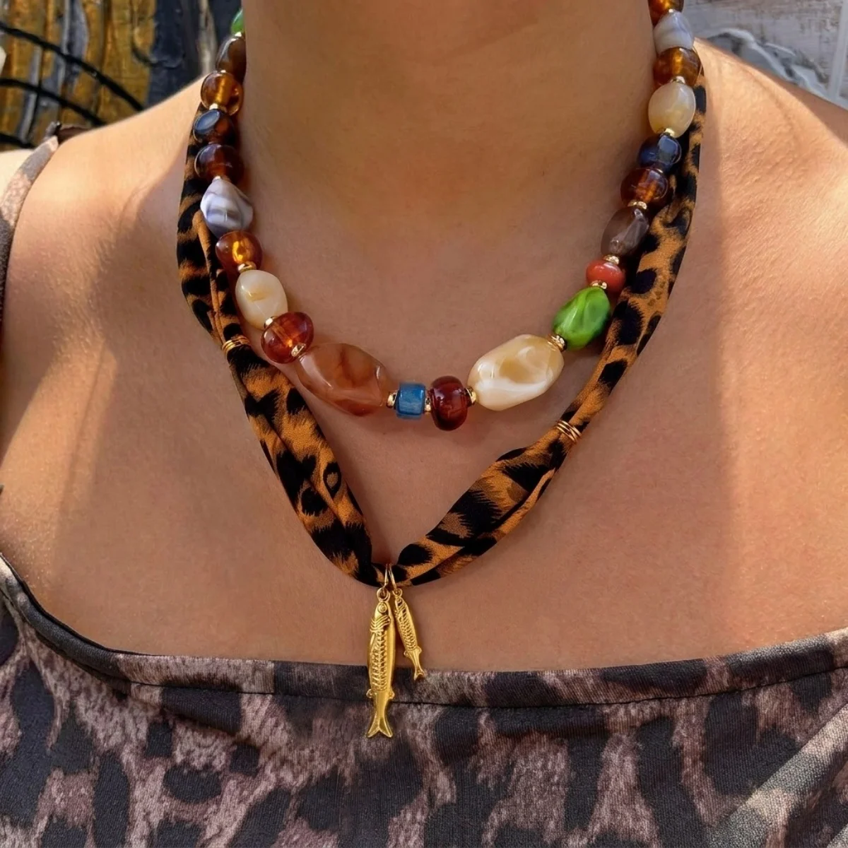 Leopardenmuster-Schalband-Halskette mit Acrylperlen und Edelstahl-Fischanhänger für Damen, Maillard Unregelmäßiger Perlen-Choker-Schmuck – Detail 18