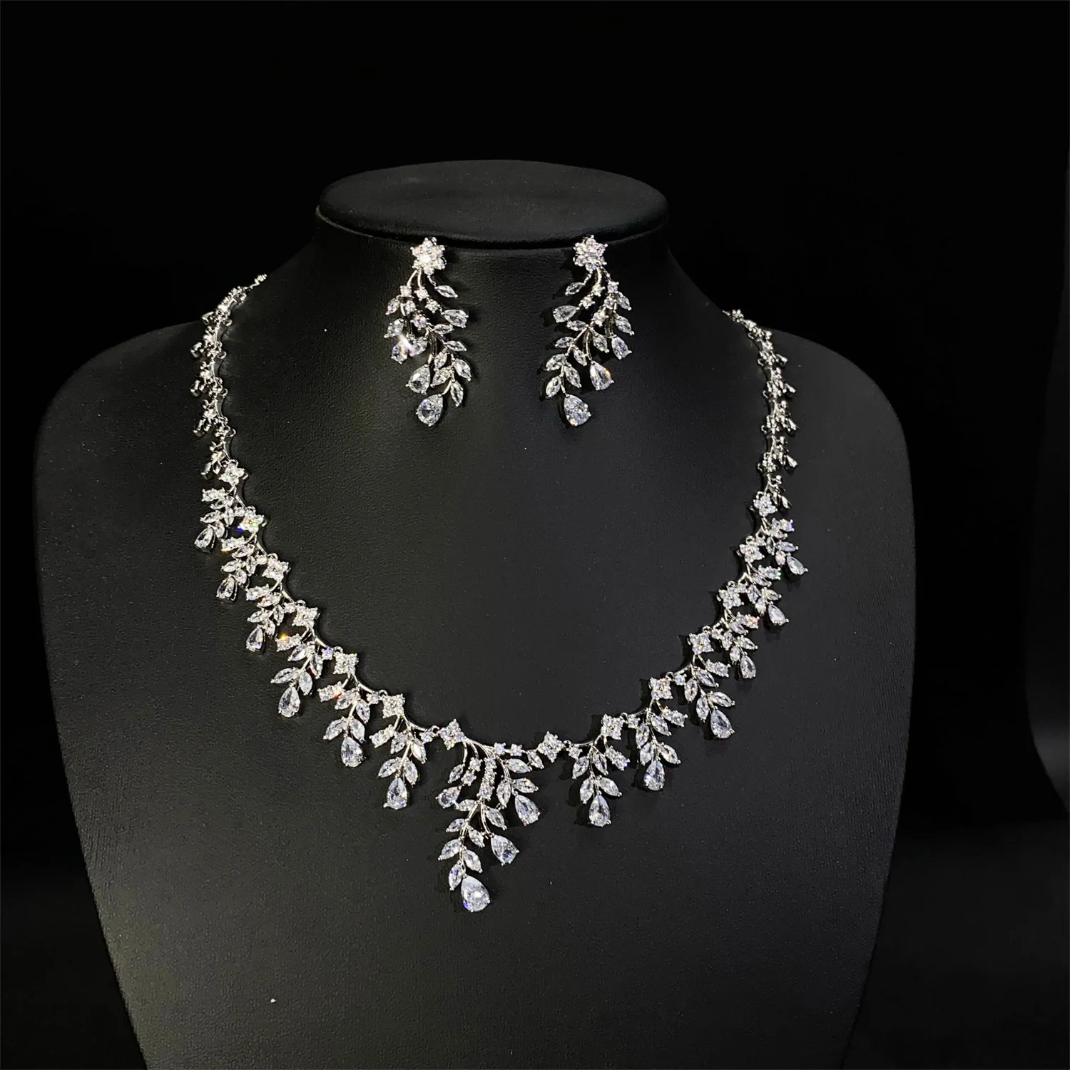

HIBRIDE 2025 Exquisite Flash New Leaf Necklace Earrings Women Jewelry 2 Piece Set Dubai Wedding Party Daily Gift Travel S-888