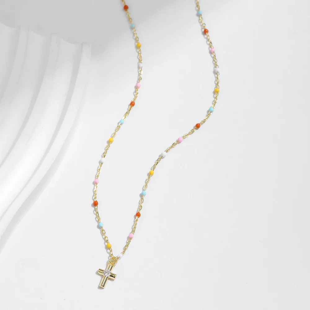 

Серебряное ожерелье BR 925 в стиле Sweet Girl с мини-подвеской в виде радужной бусины и крестика, инкрустированное бриллиантами, в дофаминовых цветах