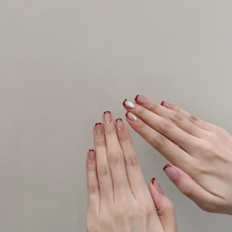 女の子用手作りプレスオンネイル レッドキャットアイ装飾付け爪 接着剤付き フレンチ自己粘着ネイルチップ ボックスとツール付き