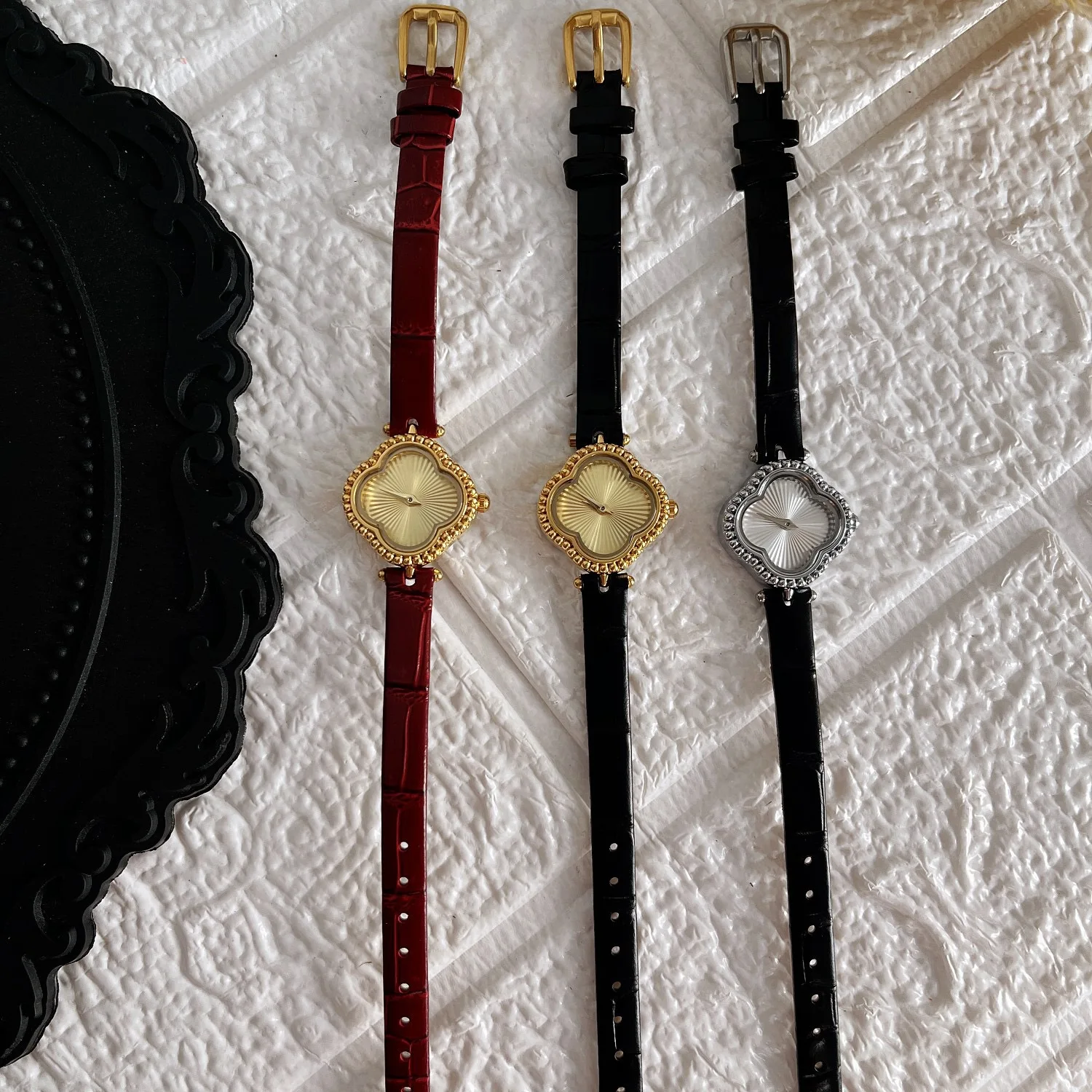 Средневековые кожаные женские часы, инкрустированные стразами, четырехлистный клевер, легкие роскошные элегантные часы, женские украшения