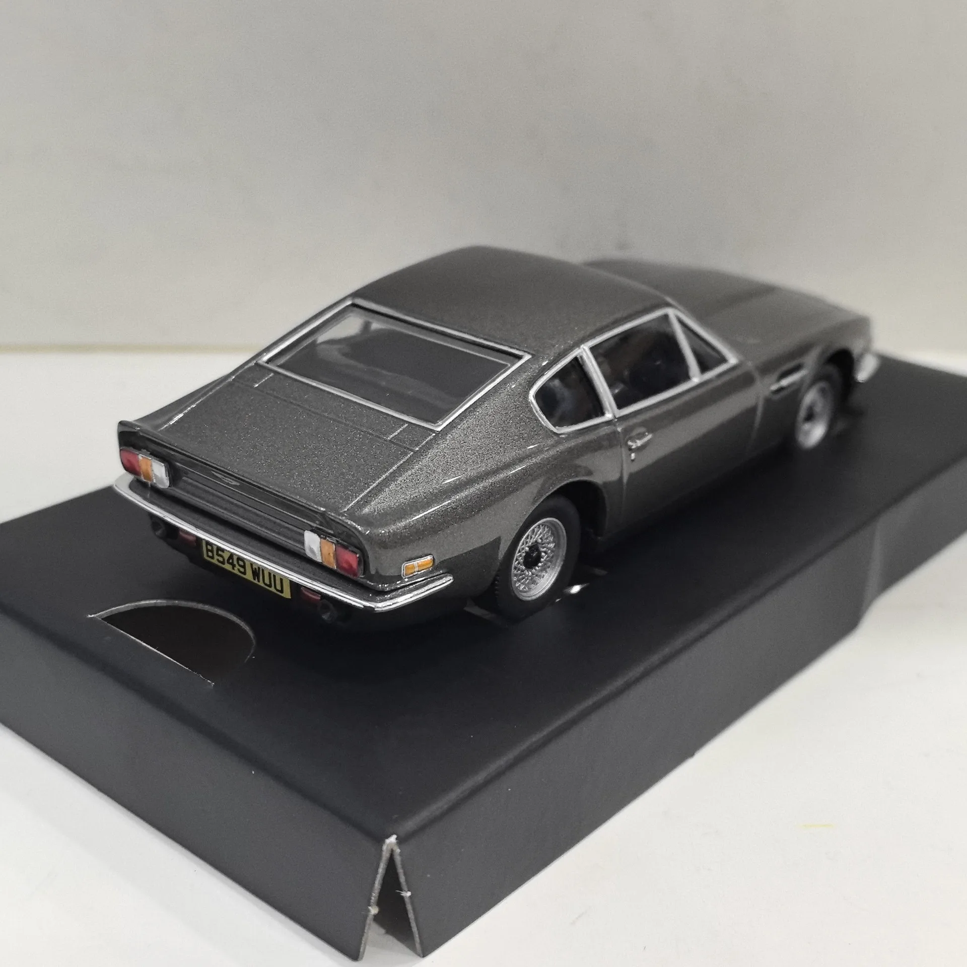 Diecast 1/36 Scale Corgi Paparazzi 007 Limited Edition ASTON MARTIN V8 รถสะสมของเล่นของขวัญของที่ระลึกจอแสดงผล