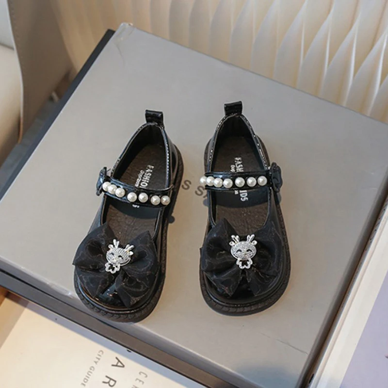 

Кожаные туфли для девочек, школьные ранцы, свадебные детские черные, белые, детские модные туфли на плоской подошве в британском стиле, с жемчугом, бантом и бисером