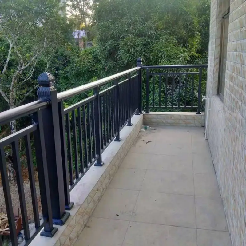 التخصيص سياج حديد من الفولاذ المقاوم للصدأ عالي الجودة وأبواب حديدية من المصنع بالجملة الدرابزين والدرابزين