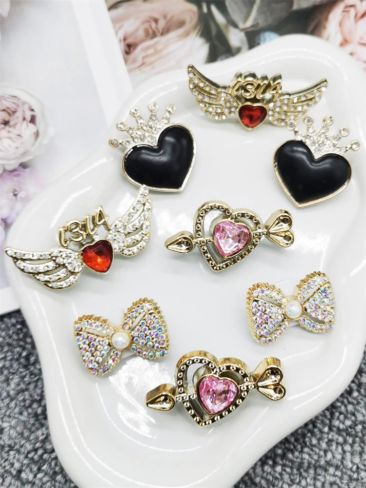 2 Stück Herz-Pfeil Schnürsenkel-Anhänger ABS Strass-Schnallen-Dekorationen DIY Bling Flügel Schnürsenkel-Clips Zubehör Passend für Damen-Sneaker – Detail 9