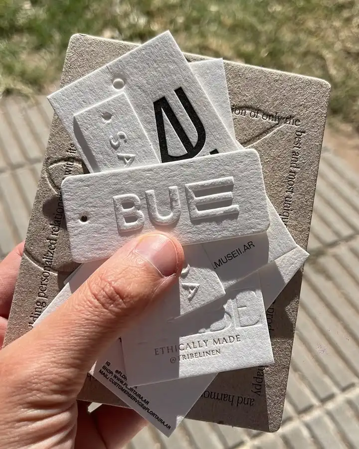 Etiquetas Colgantes Personalizadas, Impresión en Tela, Grabado en Relieve, Etiqueta de Algodón para Ropa, Personalización con Logotipo, Etiqueta para Prendas