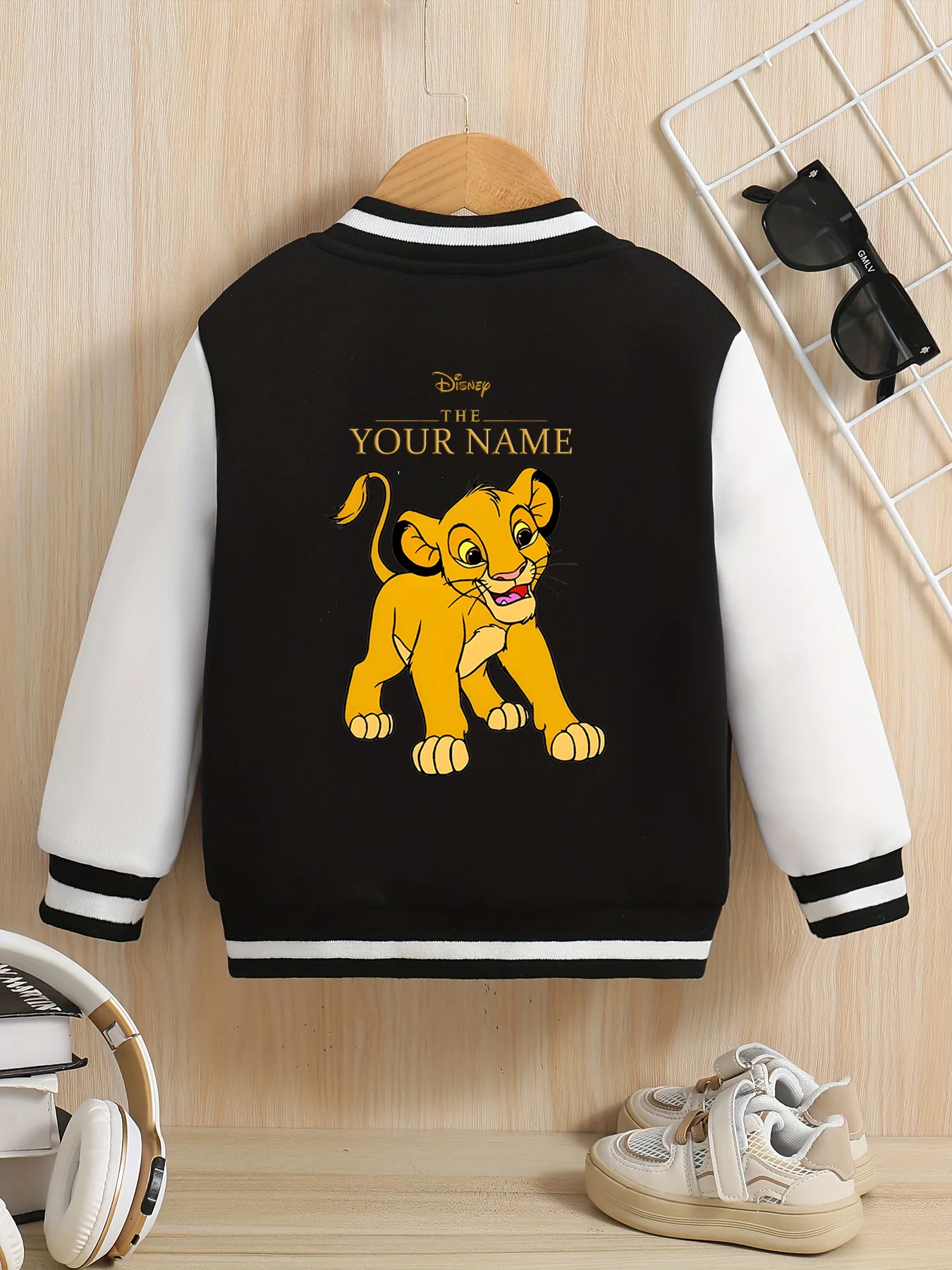 سترة بيسبول مينيسو ديزني ليون كينج سيمبا للأولاد - سيمبا تجعل مظهرًا متطابقًا، و"اسمك" تضيف لمسةًا من الحصري