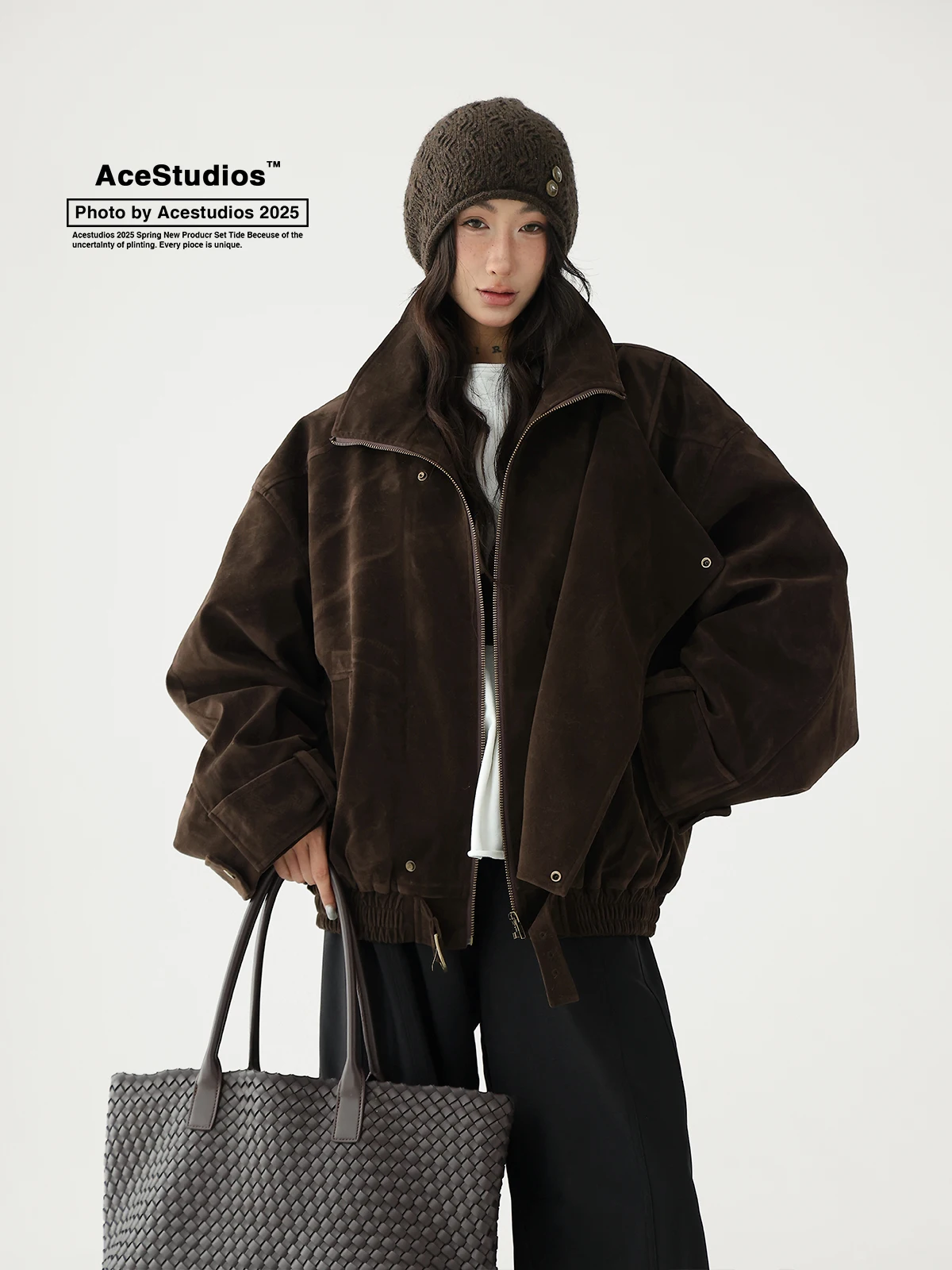 جاكيت نسائي من AceStudios بتصميم ريترو من الجلد المدبوغ، مبطن بالقطن، بياقة قائمة، على الطراز الأمريكي العصري، مناسب للتنقلات اليومية، بقصة فضفاضة.