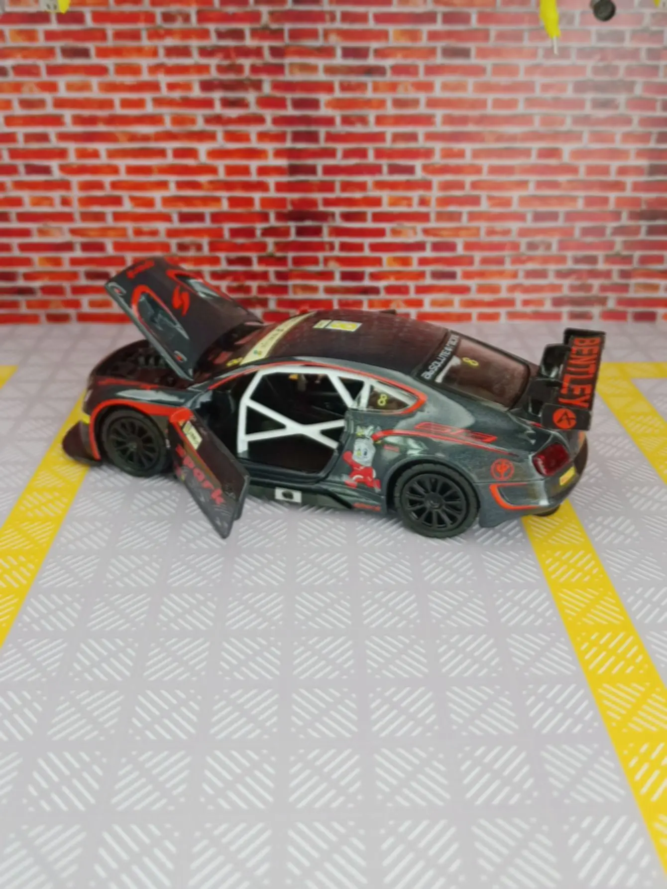 CCA 1:32 Bentley Continental GT3 alloy car model with doors and hood that can be opened has  sound and lighting functions