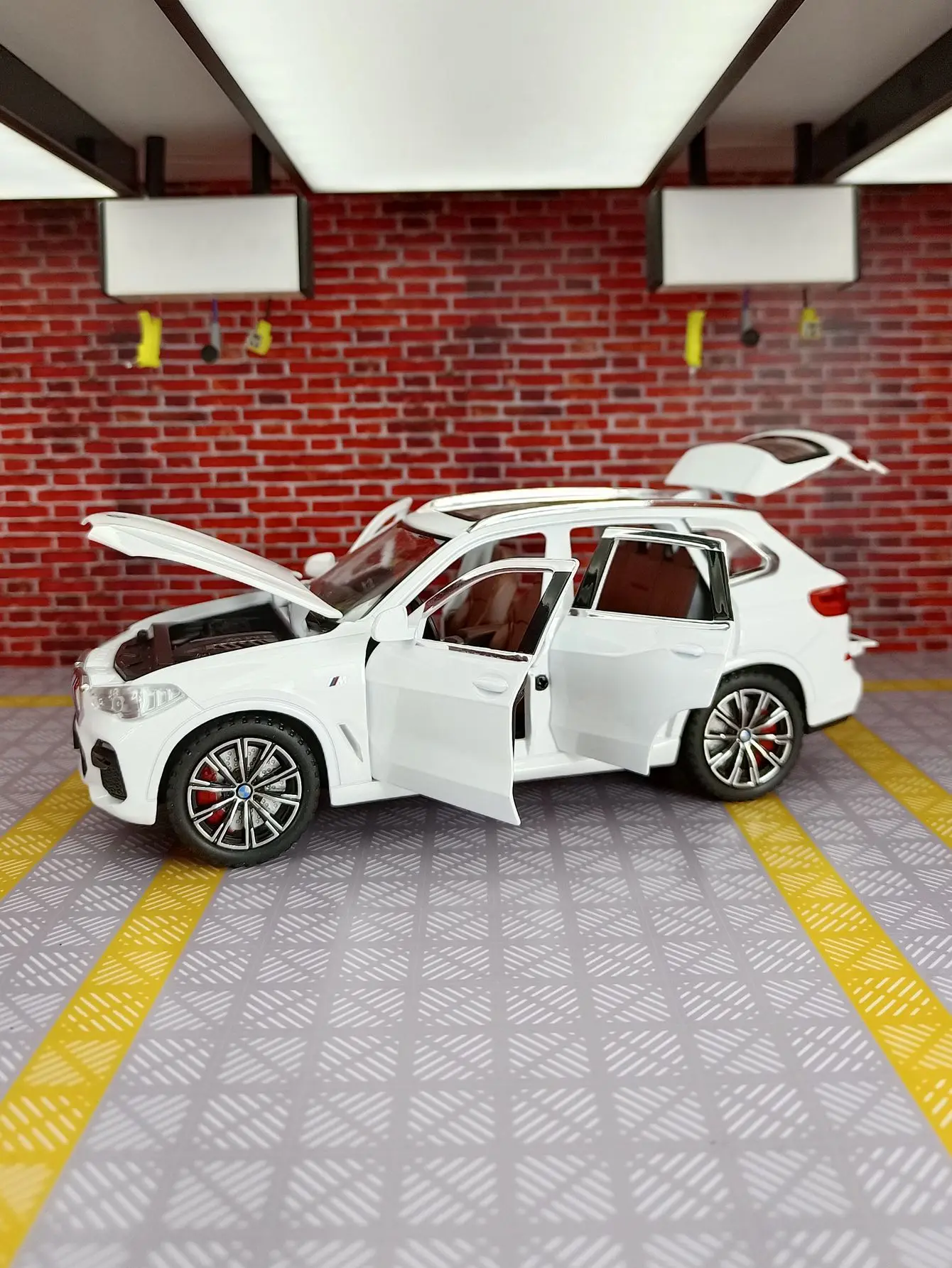 

1:24 X5 SUV Легкосплавная модель автомобиля, четыре двери, передний капот и дверь багажника можно открыть, как подарок детям