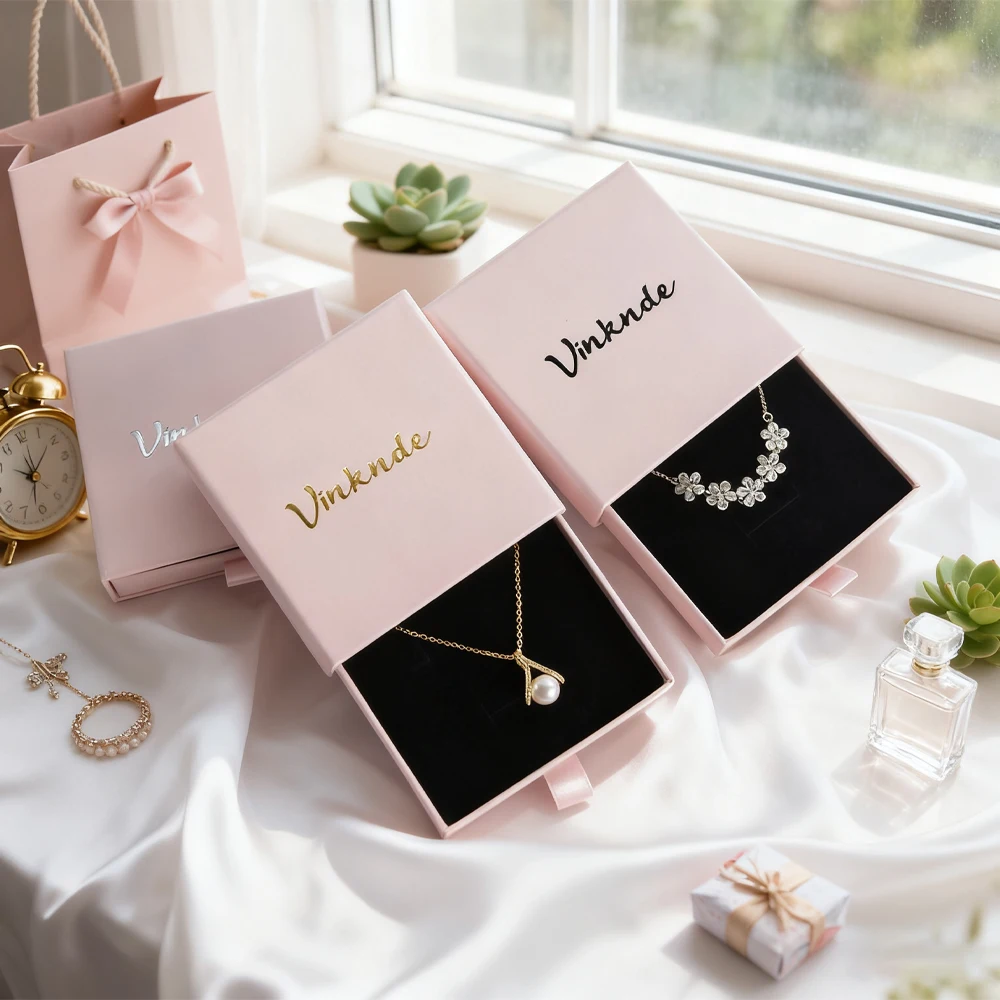 

50 шт. 9x9x3,2 см розовая картонная слайд-шкатулка для драгоценностей с логотипом, бумажный ящик, роскошный браслет, ожерелье, органайзер для сережек, подарочные коробки