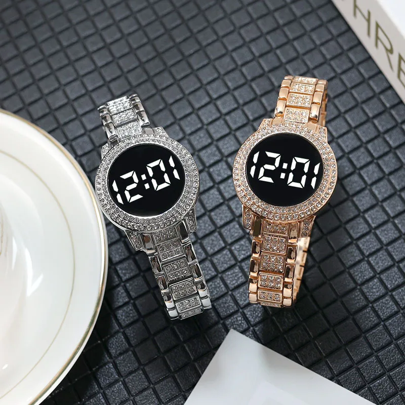 ساعة صيفية جديدة للسيدات لعام 2025 بحزام فولاذي ماسي مجموعة بسيطة من ساعات اللمس النسائية LED