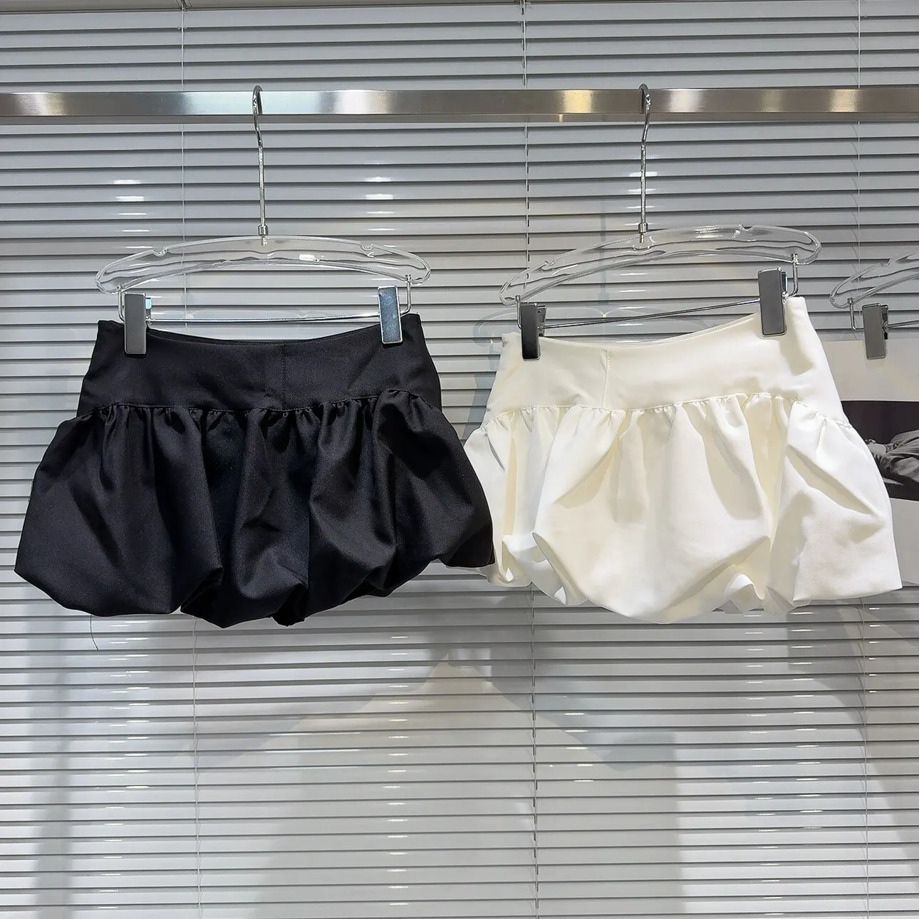 Spring Autumn Fashion Pleated Fluffy Skirt High Waist Solid Color Paired with Lining Mini Short Skirt for Women