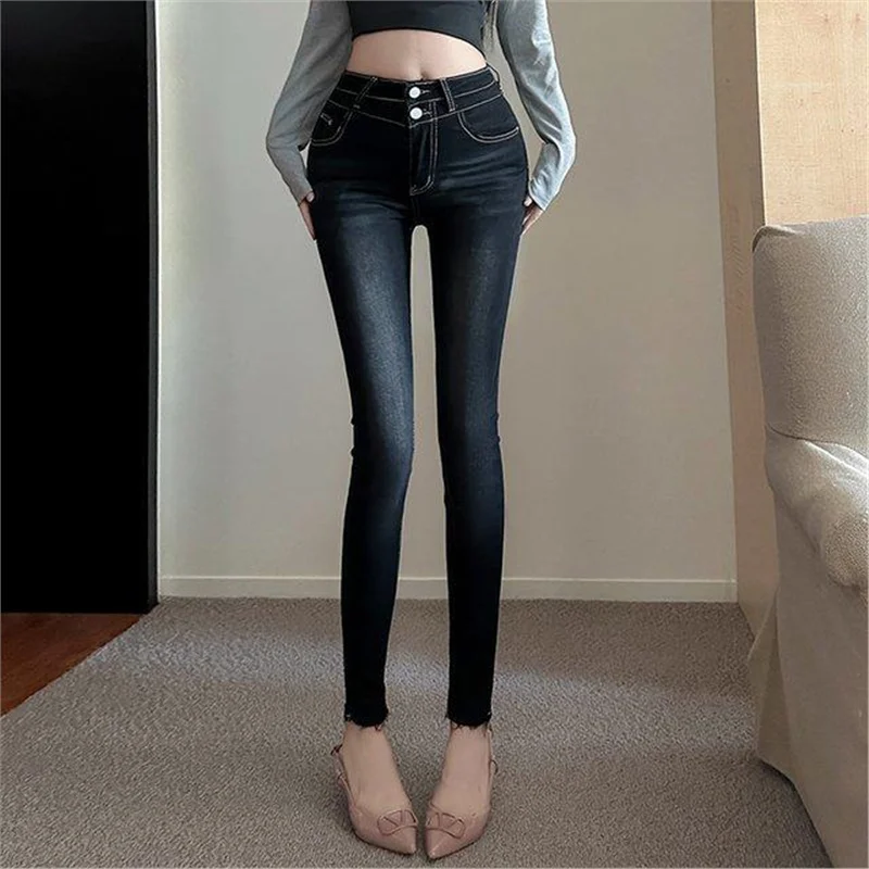 بنطلون جينز ضيق عالي الخصر بتصميم عصري، موديل خريفي جديد مع خصر مطاطي وحشوة للورك، قصة ضيقة تصل إلى الكاحل