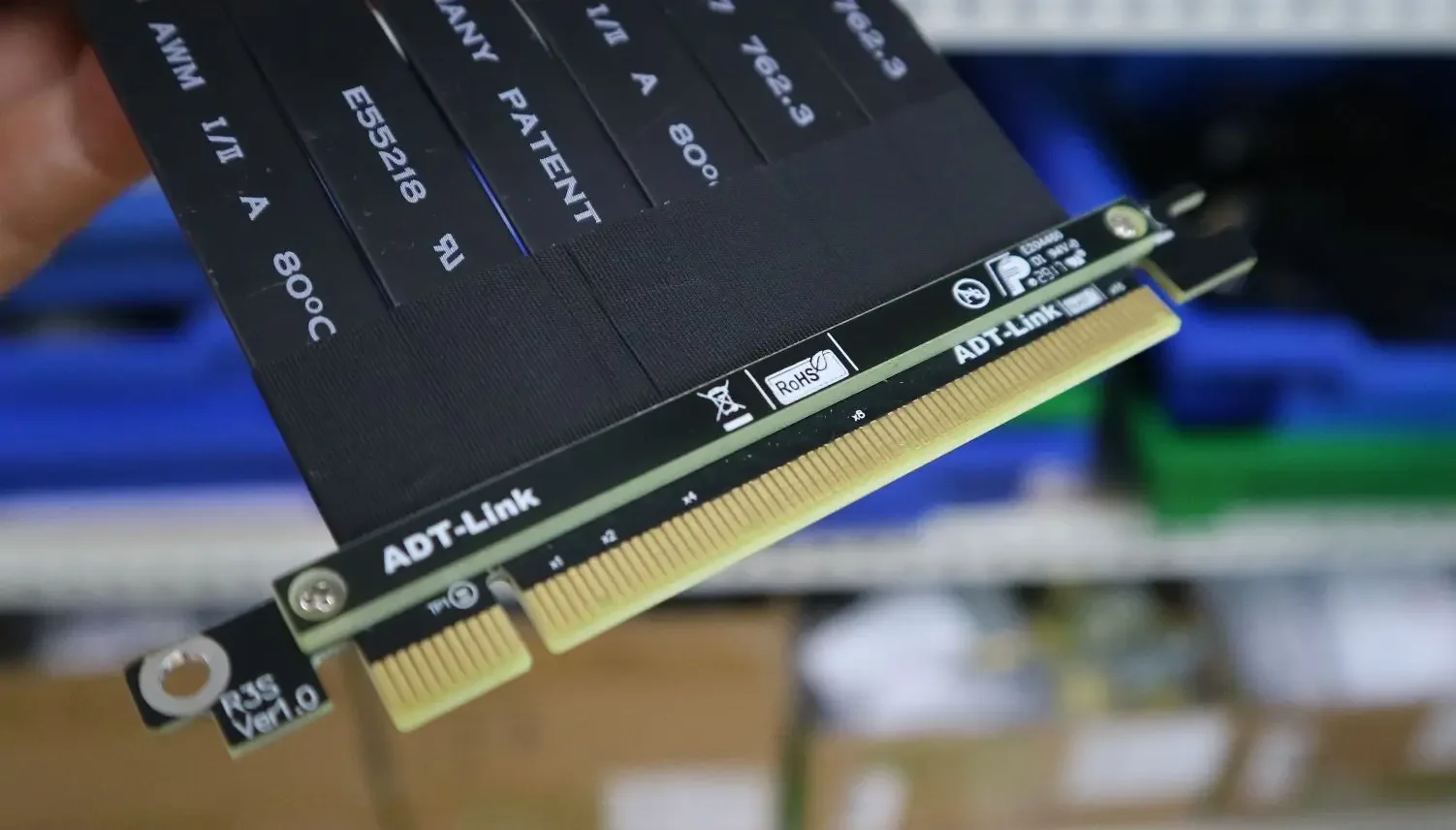 Przedłużacz PCI-E 3.0x16 karty graficznej ADT umieszczony w pionie na Pcie 16x w obudowie