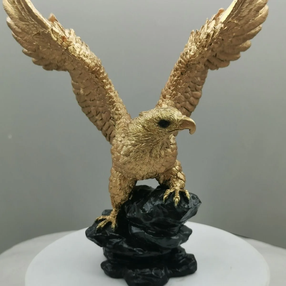 

Desktop high-end retro ornaments, real eagle spreading wings ornaments, low-priced clearance simulation home TV cabinet