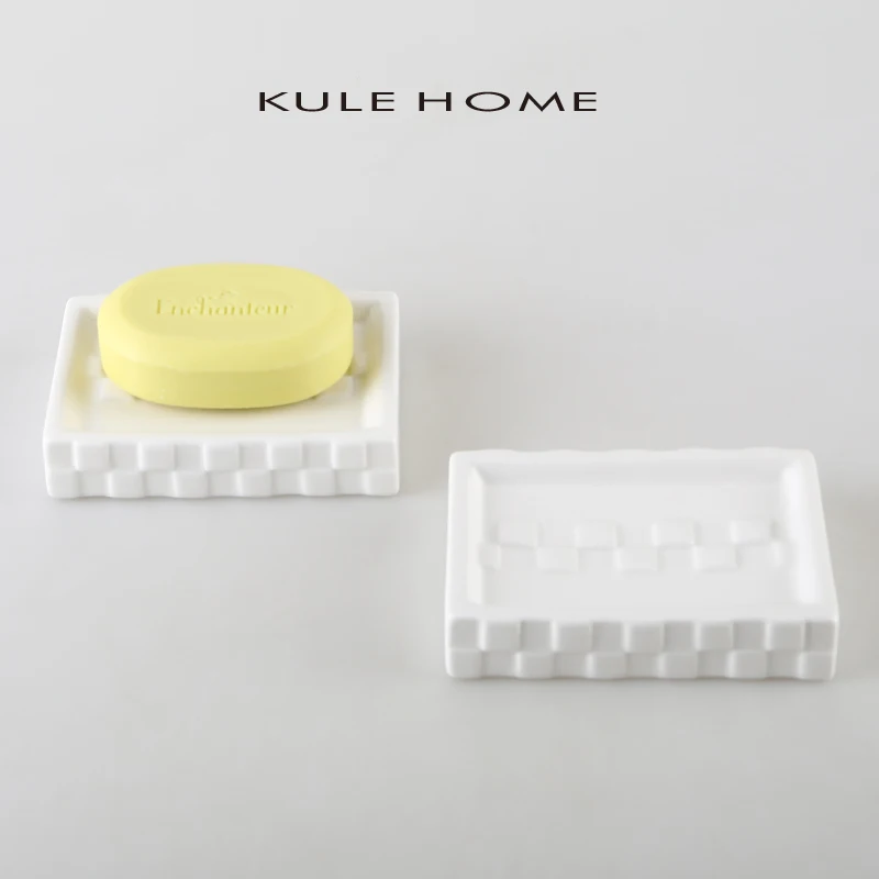 

KULE HOME Керамическая квадратная мыльница ручной работы для ванной комнаты и отеля, креативный органайзер для хранения, аксессуары для личной гигиены и ванной комнаты
