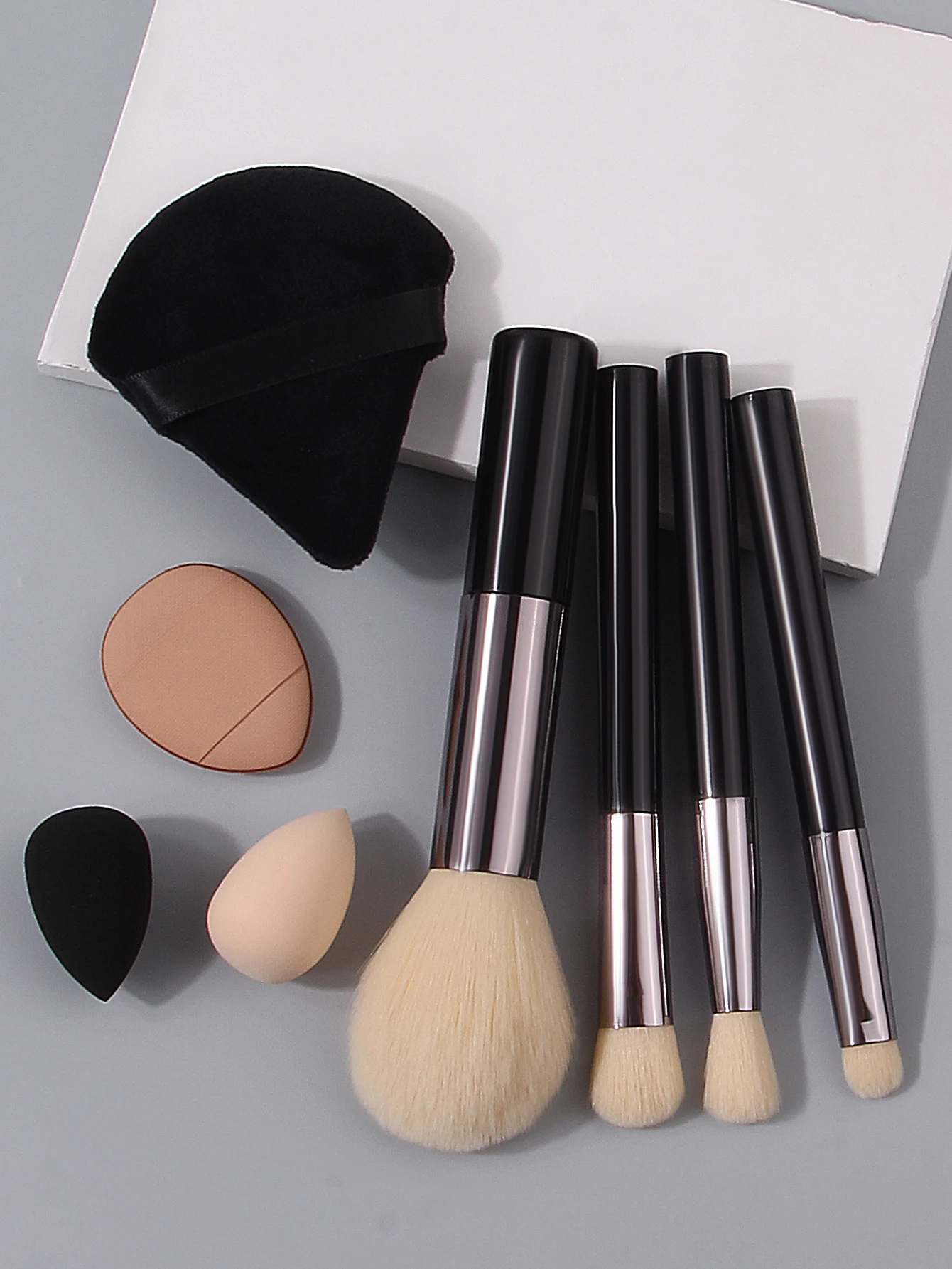 4 Mini Makeup Brushes 2 Triangle Thumb Sponge Puffs 2 Mini Dual-Use Wet Dry Beauty Blenders For Travel Daily Touch-Up