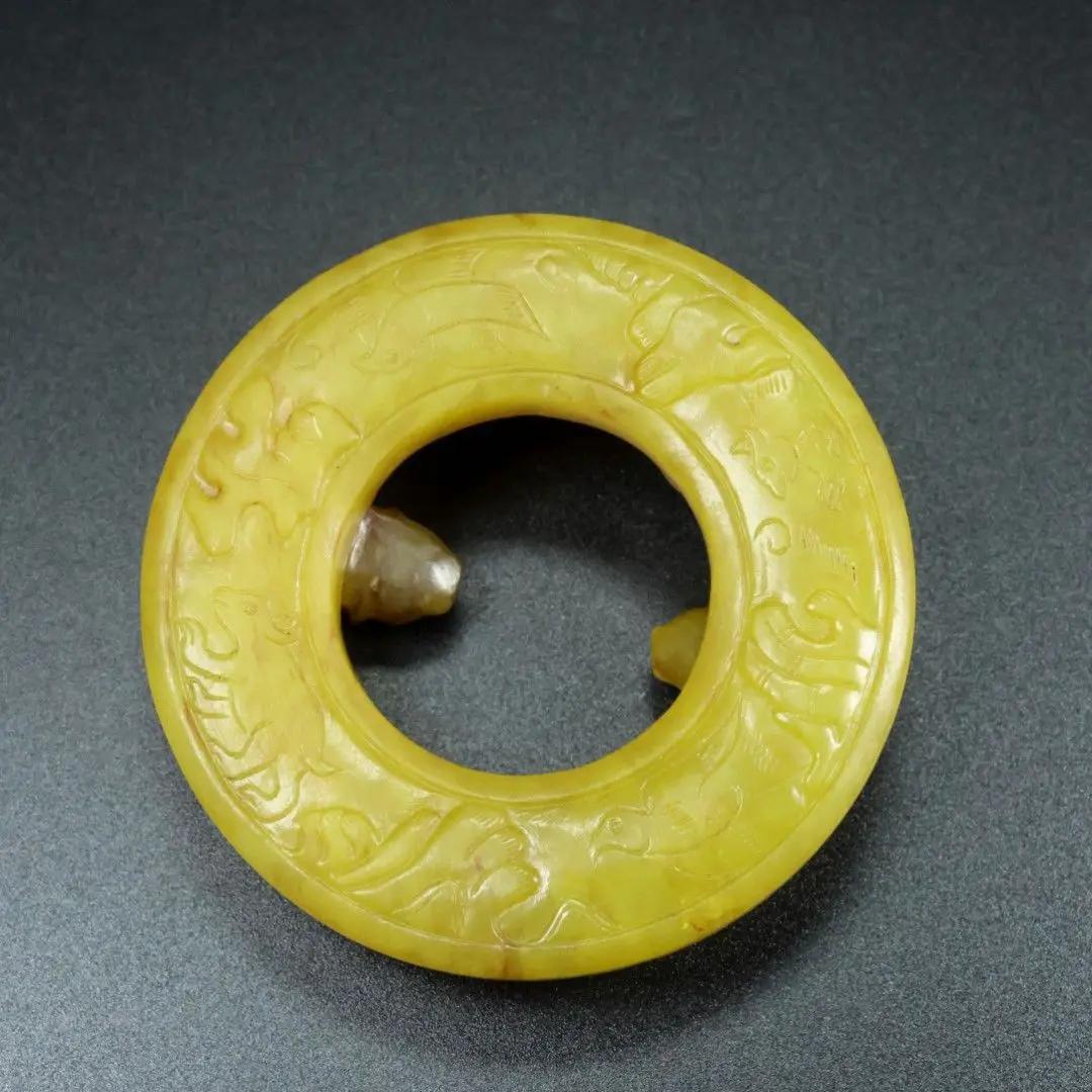Jade pendant, the skin of this collection is thick and natural, the jade is delicate and warm, and the color is deep into the