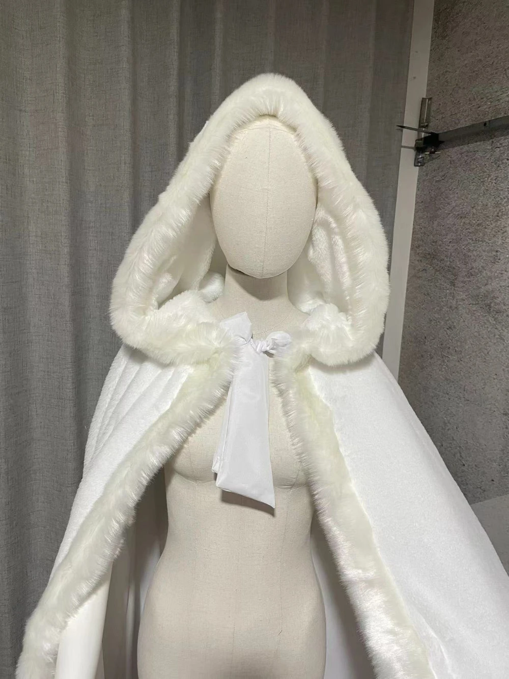 Branco Marfim Faux Fur Bridal Cloak, Longo Capa Com Capuz, Acessórios Do Casamento, Tamanho Personalizado, Inverno