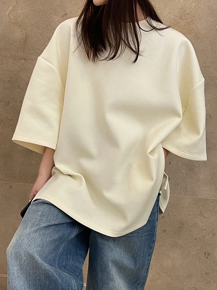 [EAM] Women Beige Gray Side Slit Big Size Casual T-shirt New Round Neck Half Sleeve Fashion Tide Spring Autumn 2024 1DH6479