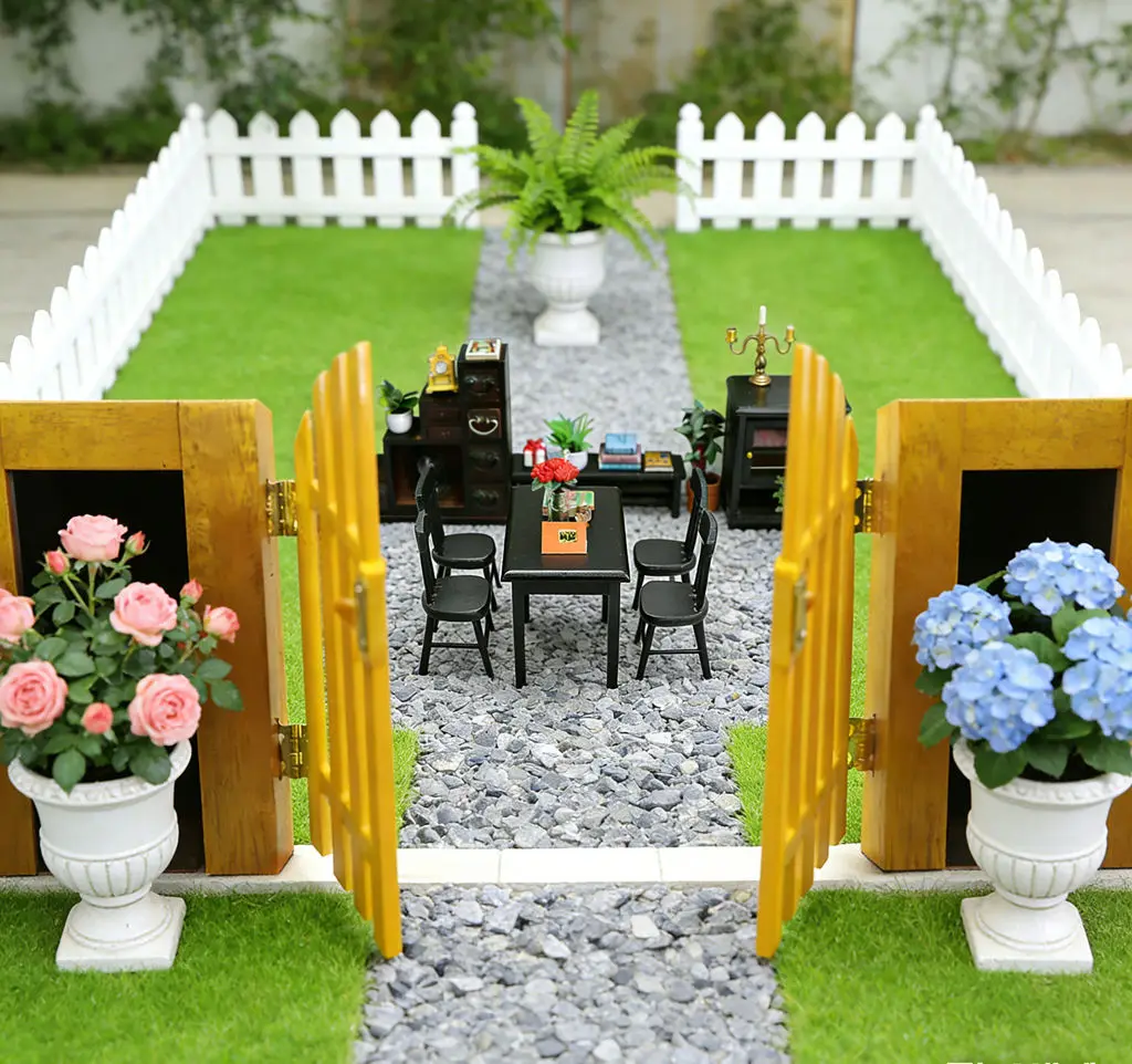 

1:12 Dollhouse Miniature Openable Courtyard Gate-Exquisite Wooden Door, Realistic Gold Hardware, Dollhouse Scene Decor Accessory