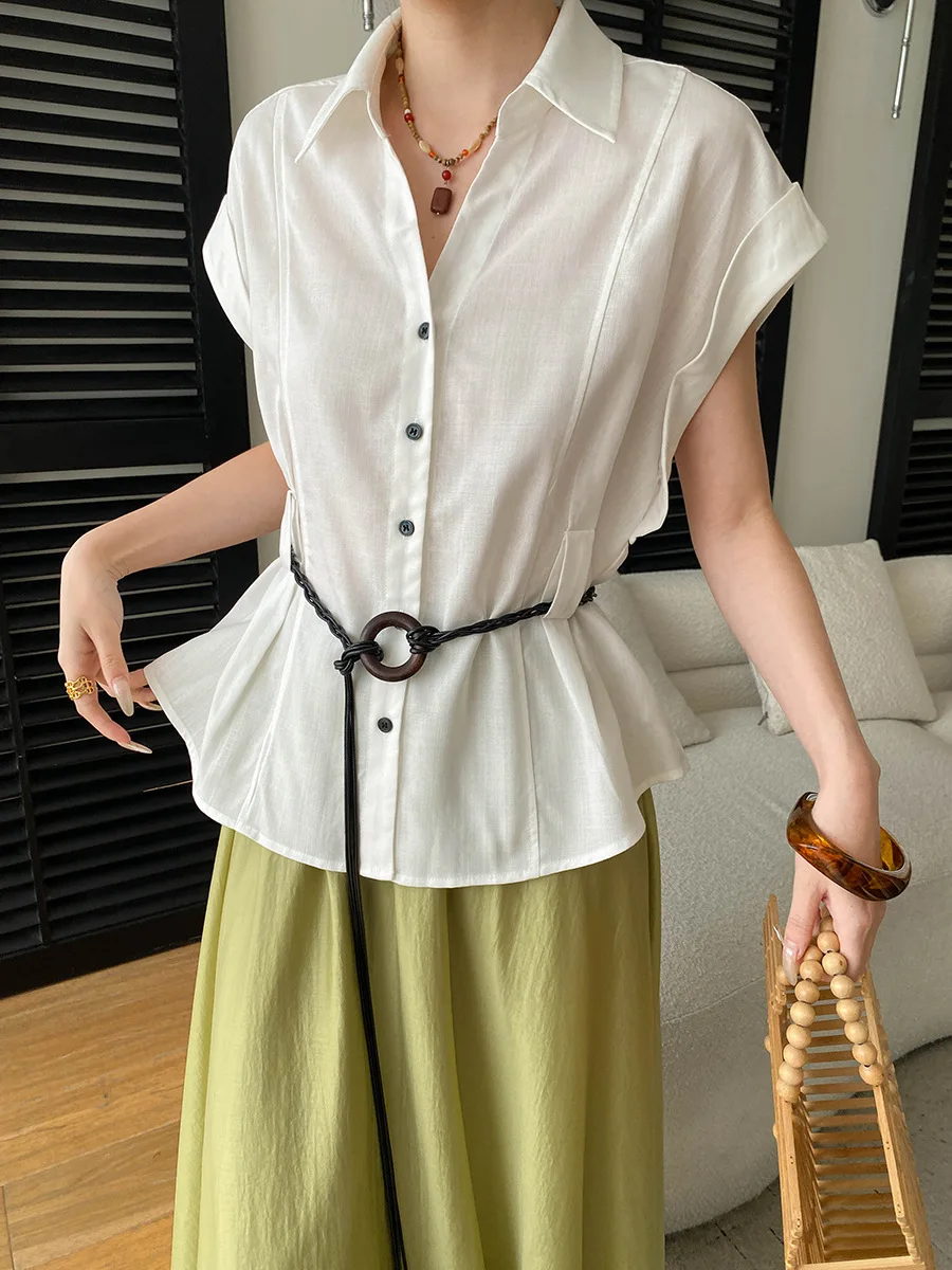 Sommerliches Damen-Freizeithemd mit einfarbigem Kragen, tailliertem Schnitt und schlank machendem, kurzärmeligem Design. – Detail 25